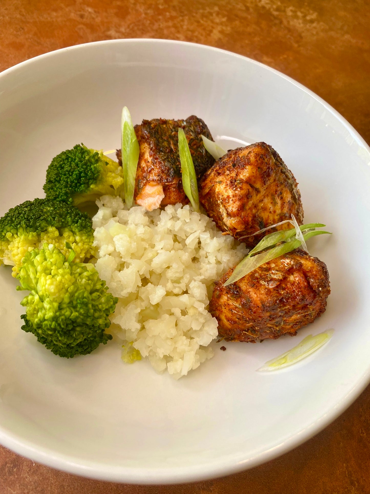 F2 Crispy Sesame Salmon with Wholegrain Rice Edamame & Courgette. 596 calories: 46GC/28GF/35GP