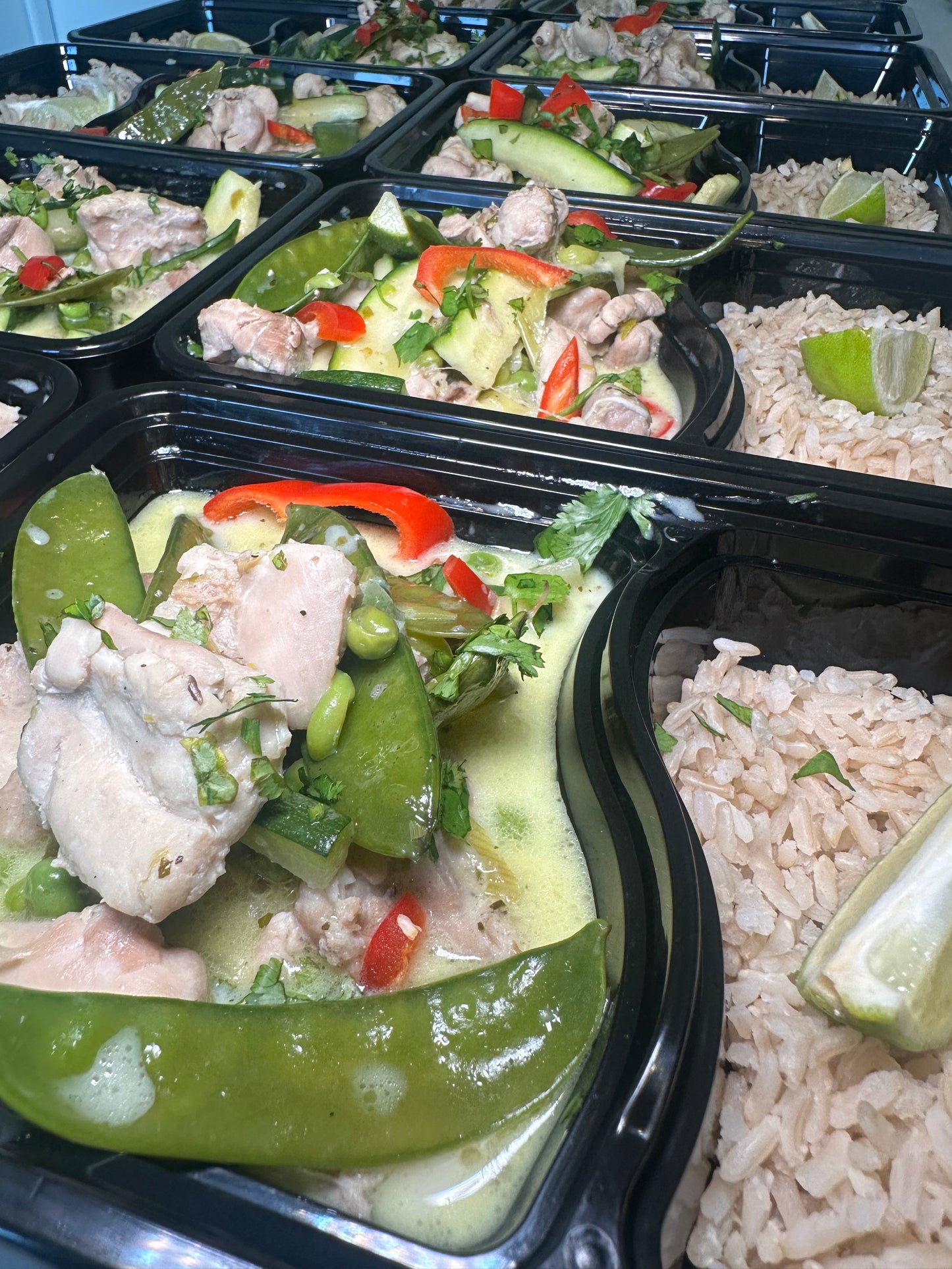 M5 Frozen Chinese Chicken Curry & Wholegrain Rice. 388 calories: 33GC/4GF/53GP