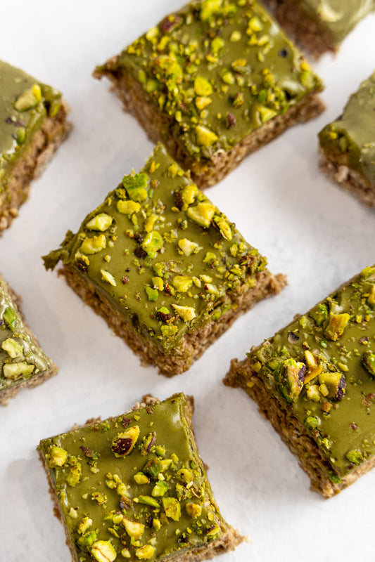 Pistachio Flapjack (milk, soya, nuts)