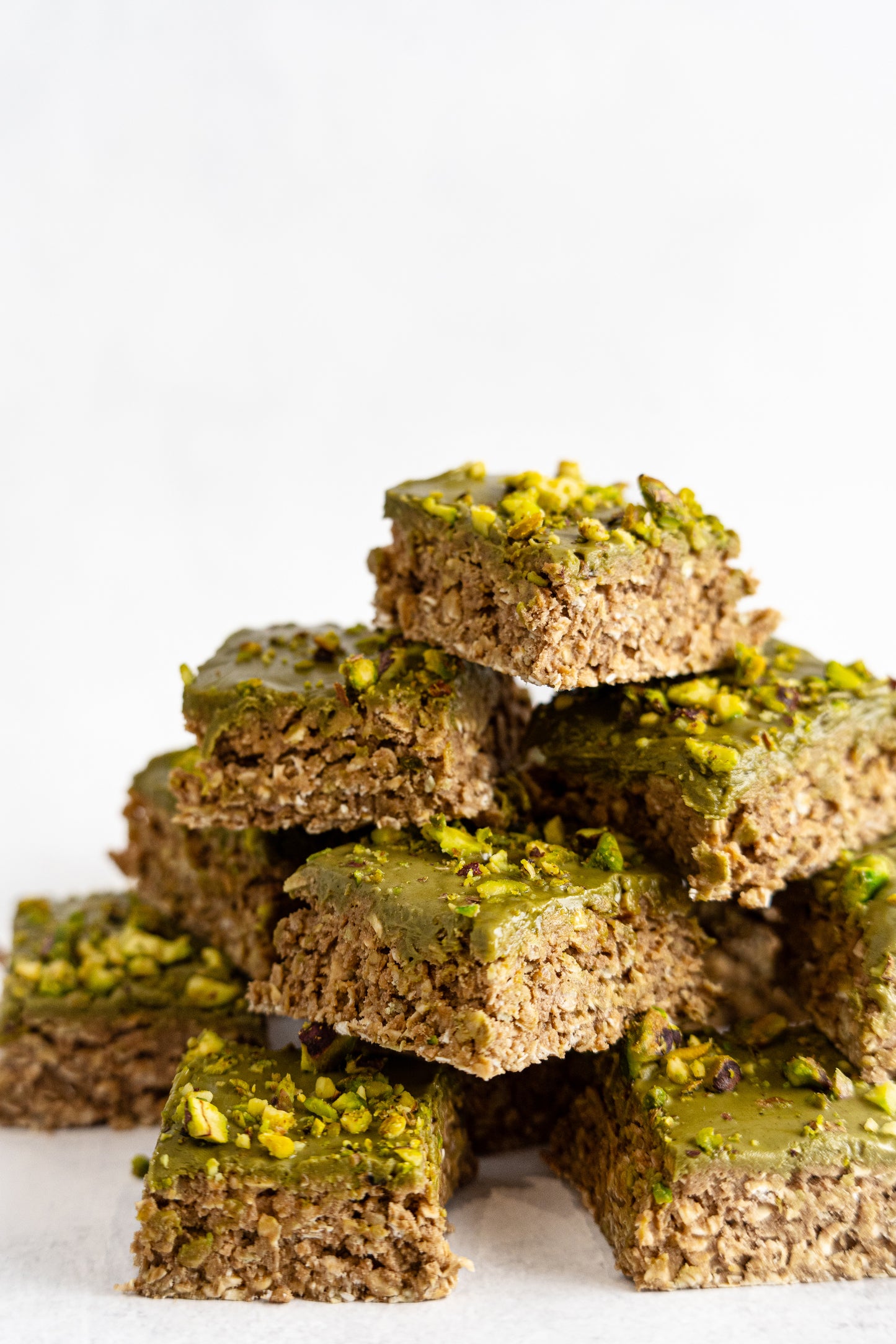 Pistachio Flapjack (milk, soya, nuts)