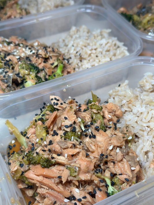 F2 Salmon & Broccoli Stir Fry with Wholegrain Rice. 384 calories: 39GC/32GF/33GP